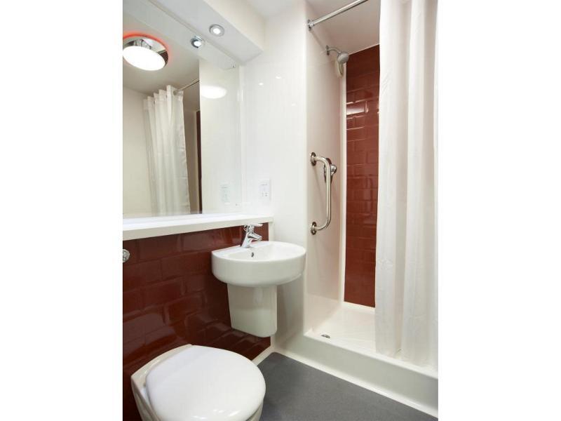 Travelodge London Teddington Esterno foto