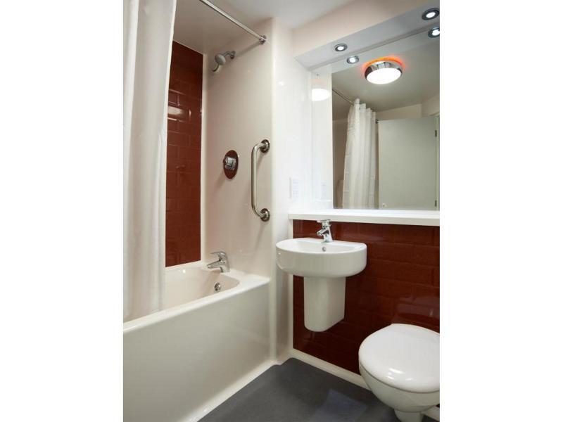 Travelodge London Teddington Esterno foto