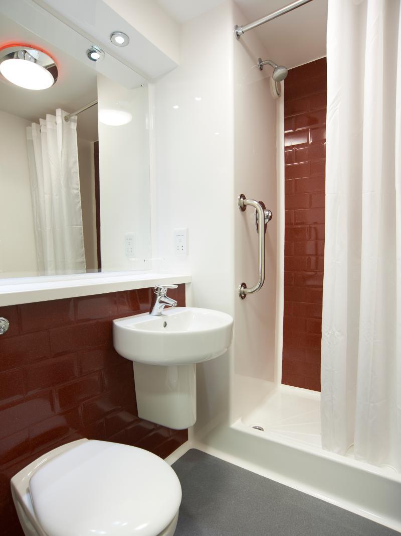 Travelodge London Teddington Esterno foto