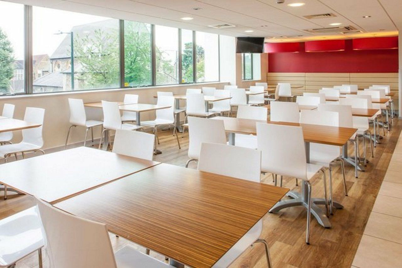 Travelodge London Teddington Esterno foto