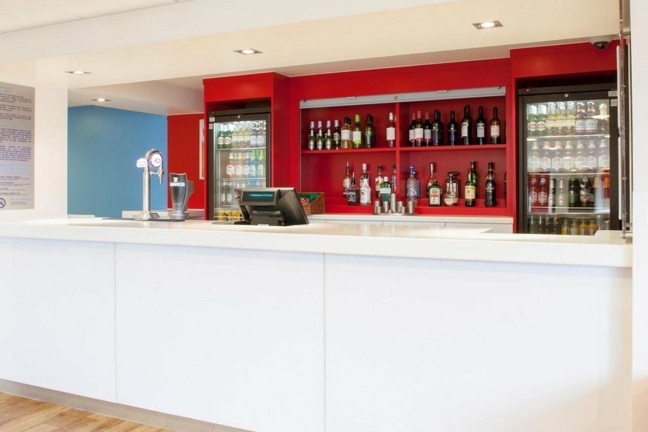 Travelodge London Teddington Esterno foto