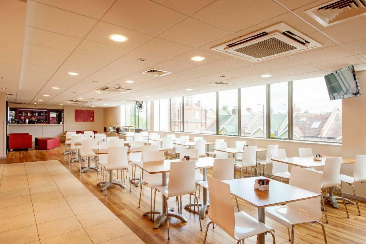 Travelodge London Teddington Esterno foto